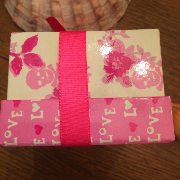 Women’s 2-Pack Socks Size 6-9 Love & Skulls - Picture 2 of 12